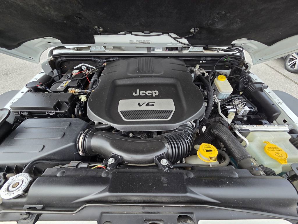 Used 2017 Jeep Wrangler Unlimited Sahara w/ Connectivity Group image 30