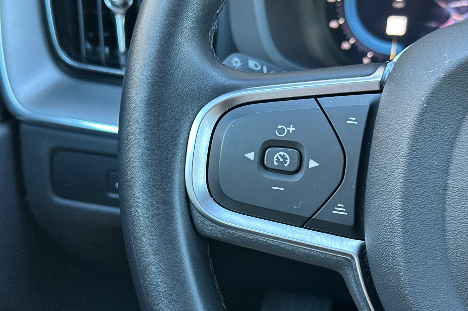 Certified 2025 Volvo XC60 B5 Core image 29