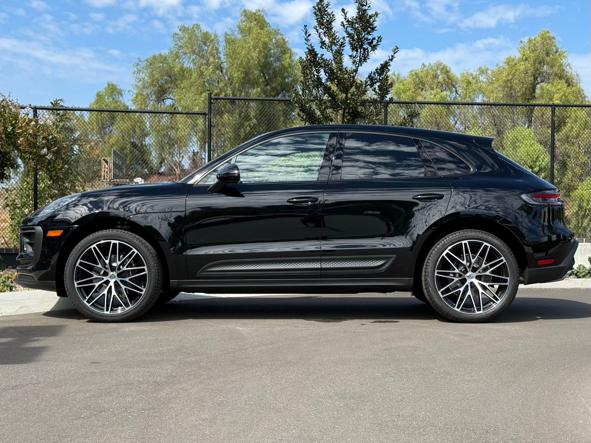 Used 2025 Porsche Macan AWD/4WD image 2