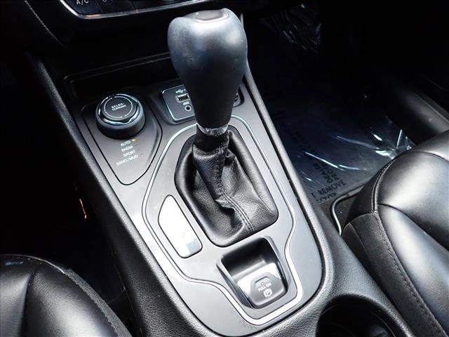 Used 2019 Jeep Cherokee Latitude Plus w/ Comfort/Convenience Group image 18