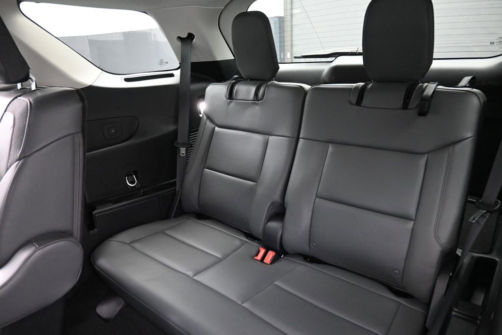 Used 2025 Ford Explorer Active w/ Active Comfort Package RWD image 30