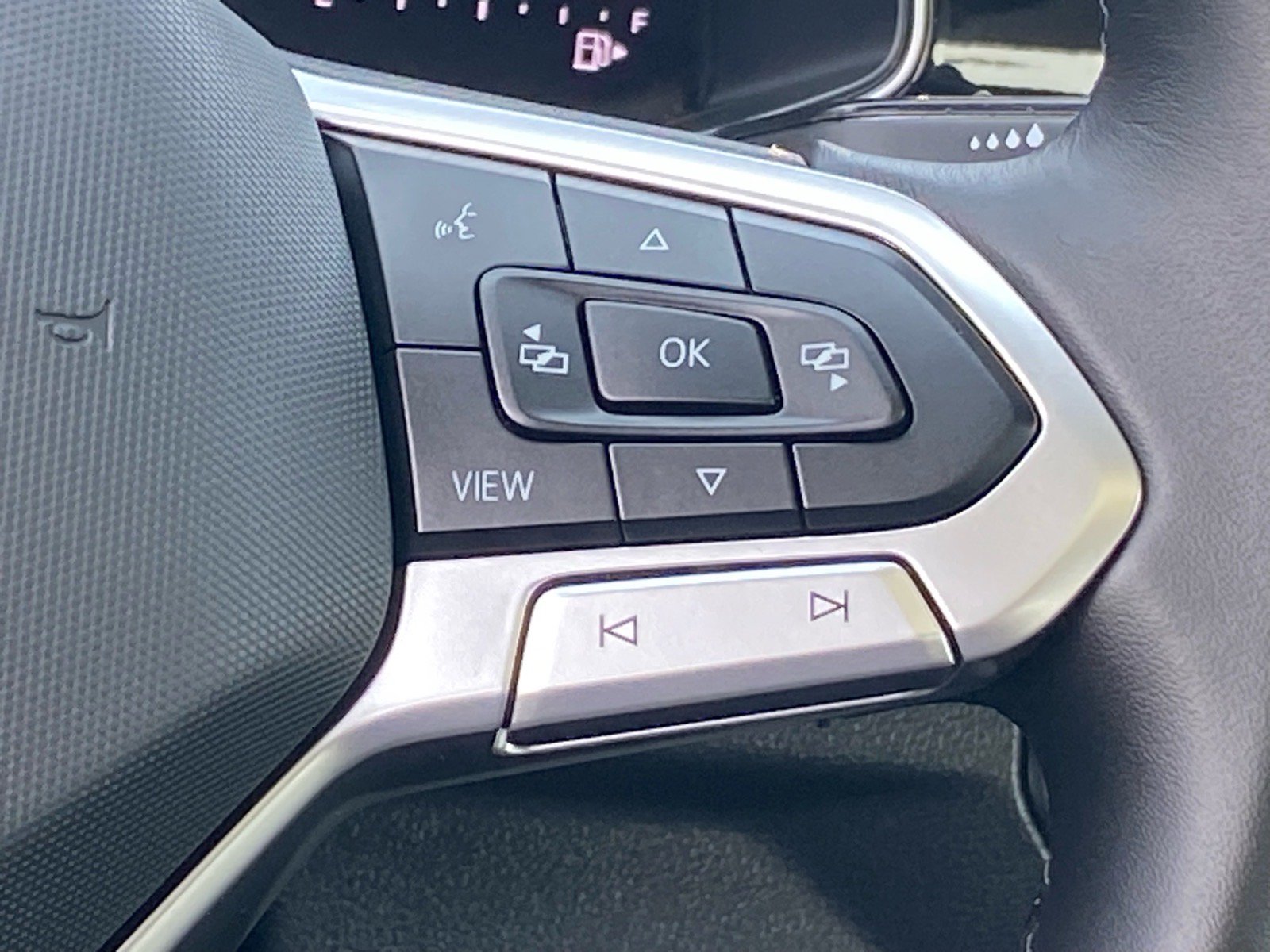 Certified 2025 Volkswagen Jetta SE w/ Sunroof Package FWD image 7