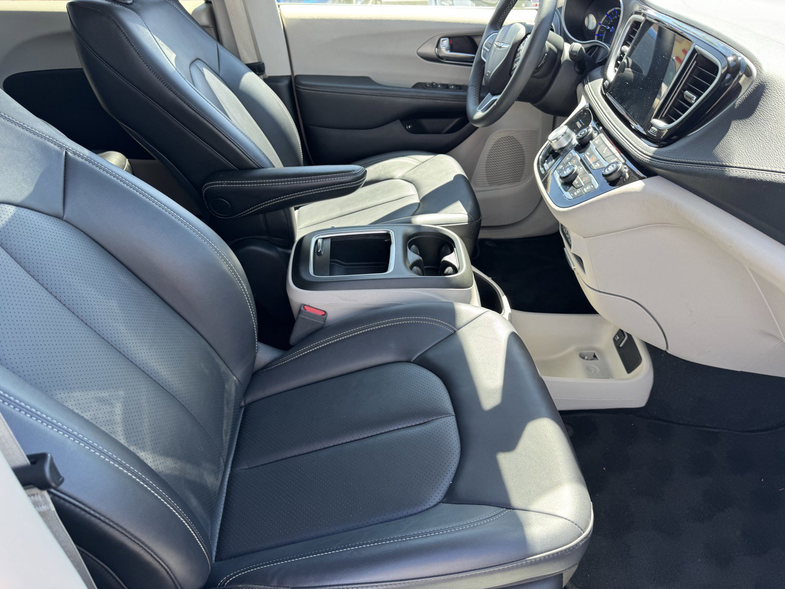 Used 2024 Chrysler Pacifica Limited FWD image 8