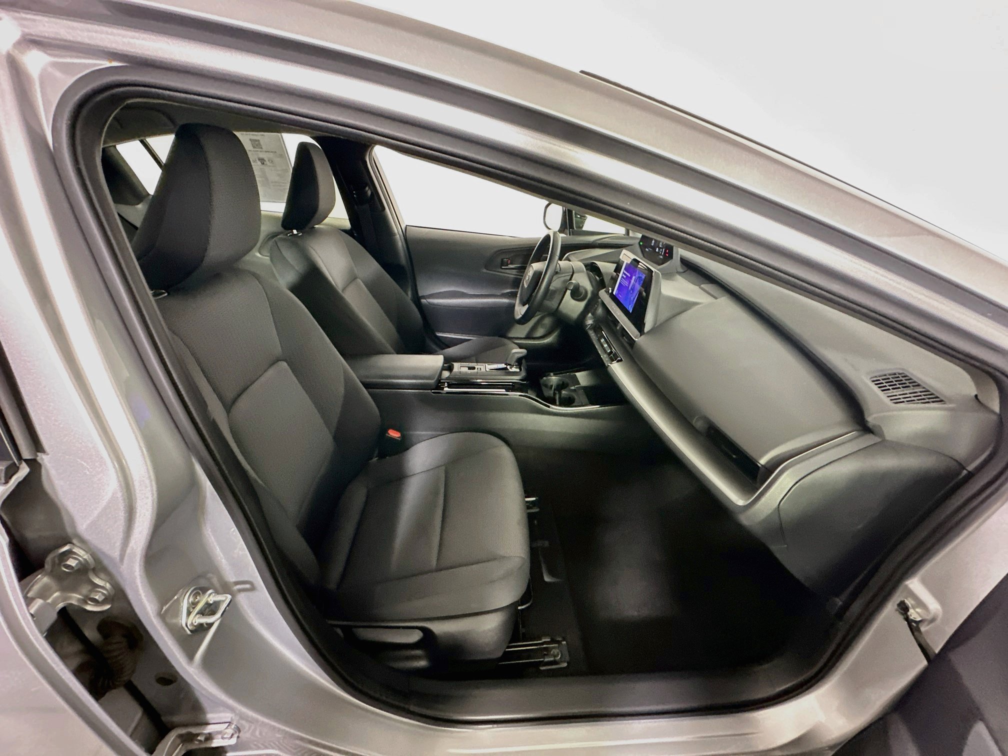 Used 2025 Toyota Prius LE FWD image 32