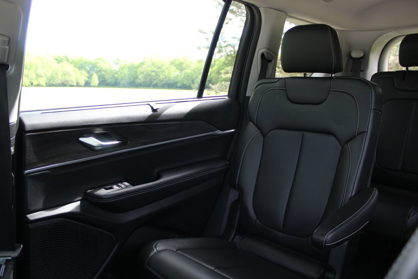 Used 2023 Jeep Grand Cherokee L Limited w/ Luxury Tech Group II AWD/4WD image 13