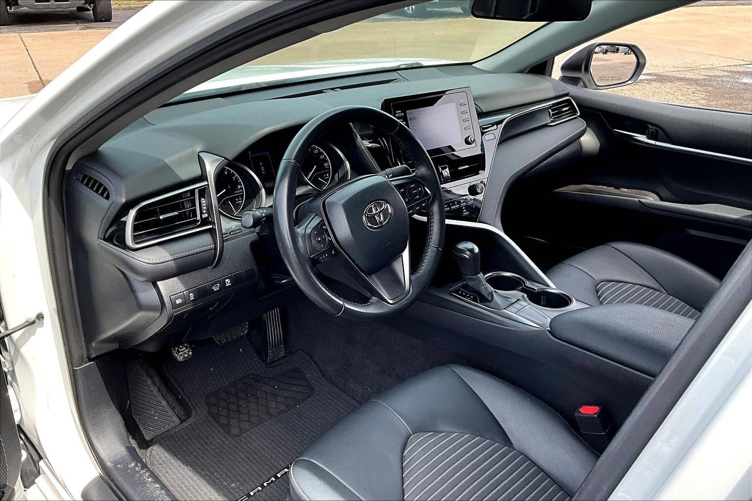 Used 2023 Toyota Camry SE image 13