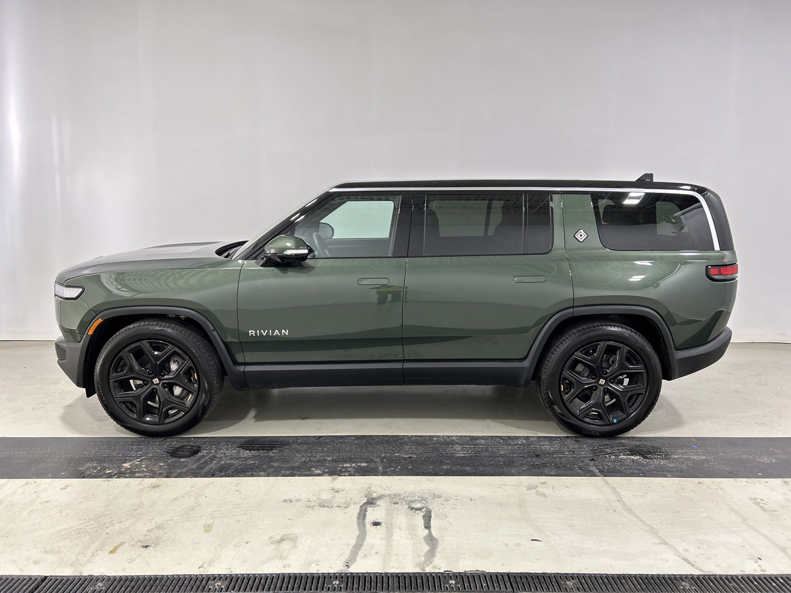 Used 2023 Rivian R1S Adventure image 2