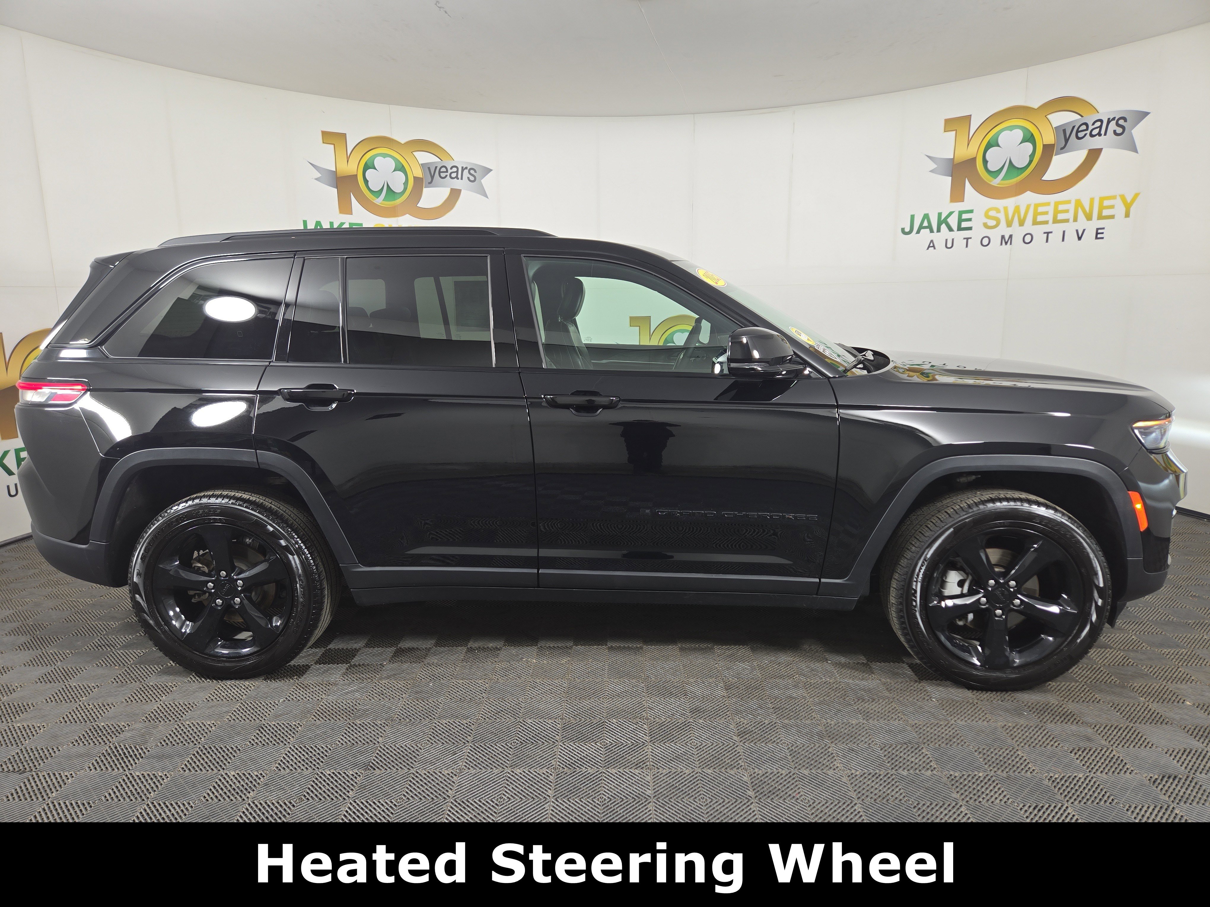 Used 2025 Jeep Grand Cherokee Limited w/ Black Appearance Package image 11