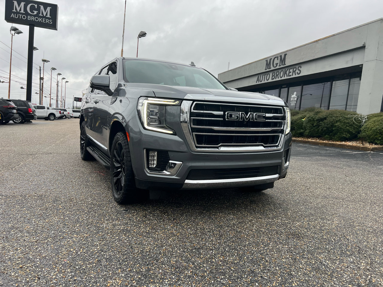 Used 2022 GMC Yukon SLT w/ SLT Premium Package image 2