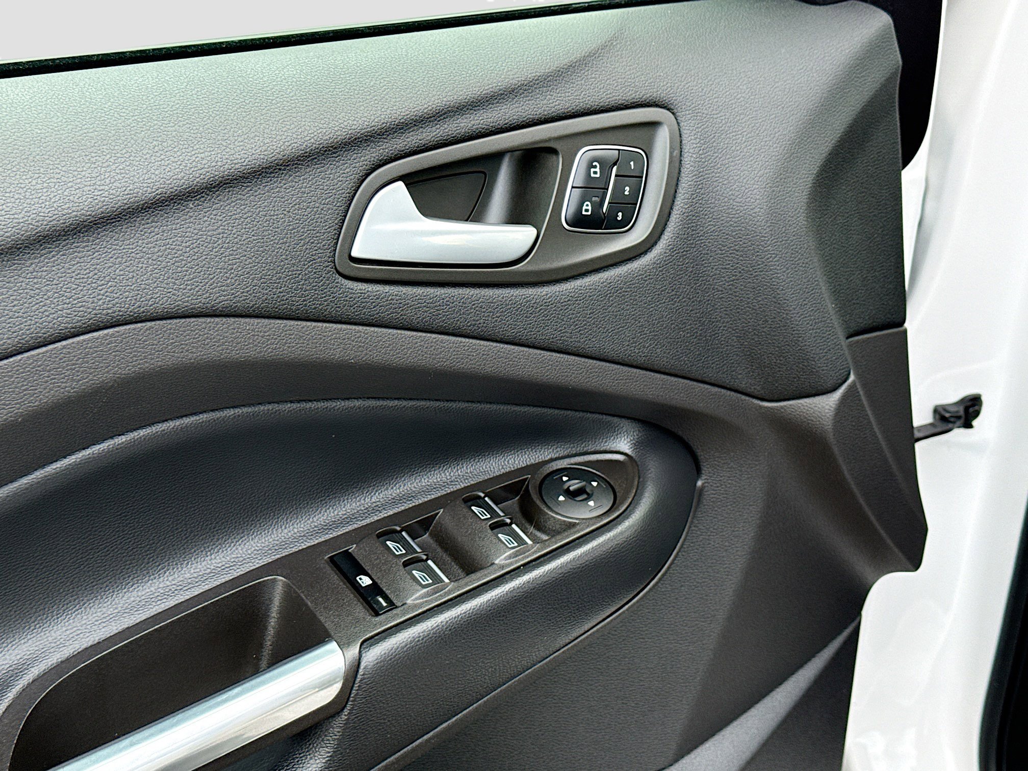 Used 2019 Ford Escape Titanium image 8