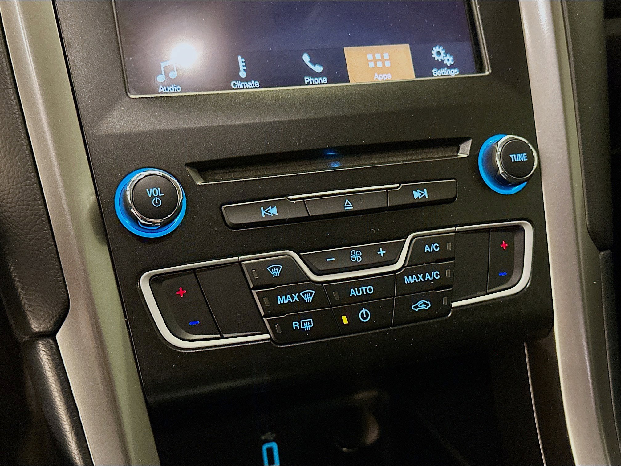 Used 2018 Ford Fusion SE image 23