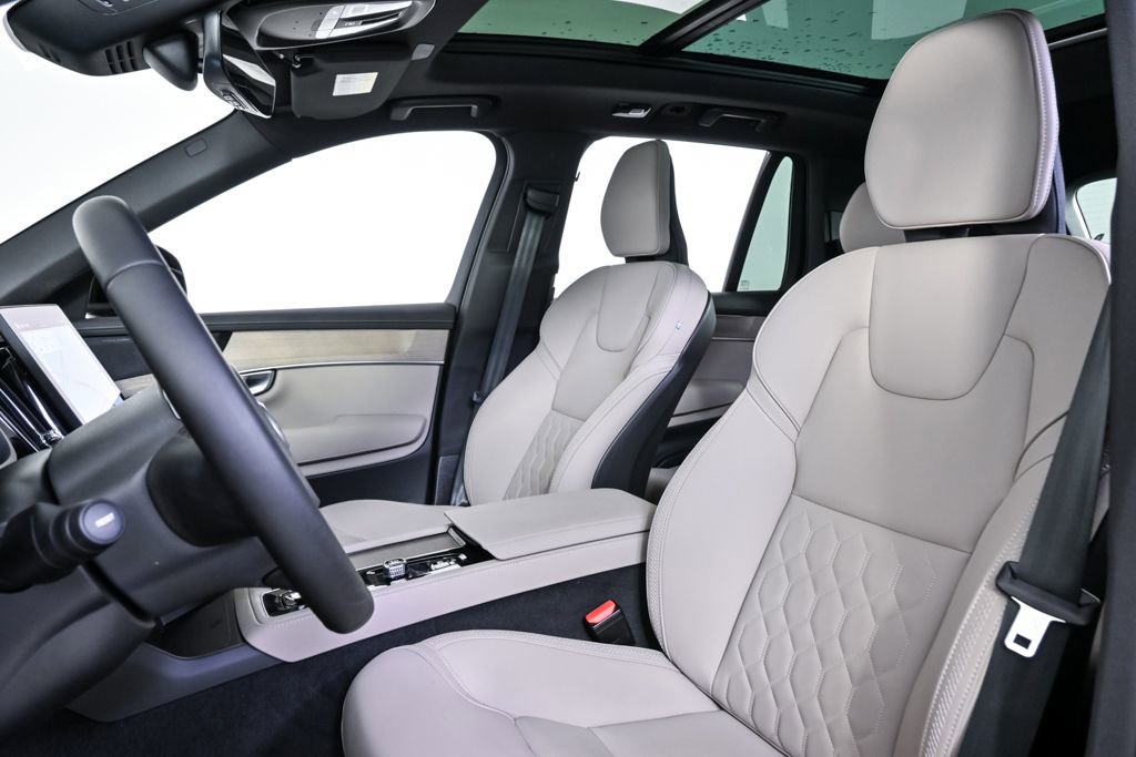 Certified 2025 Volvo XC90 B6 Plus image 7