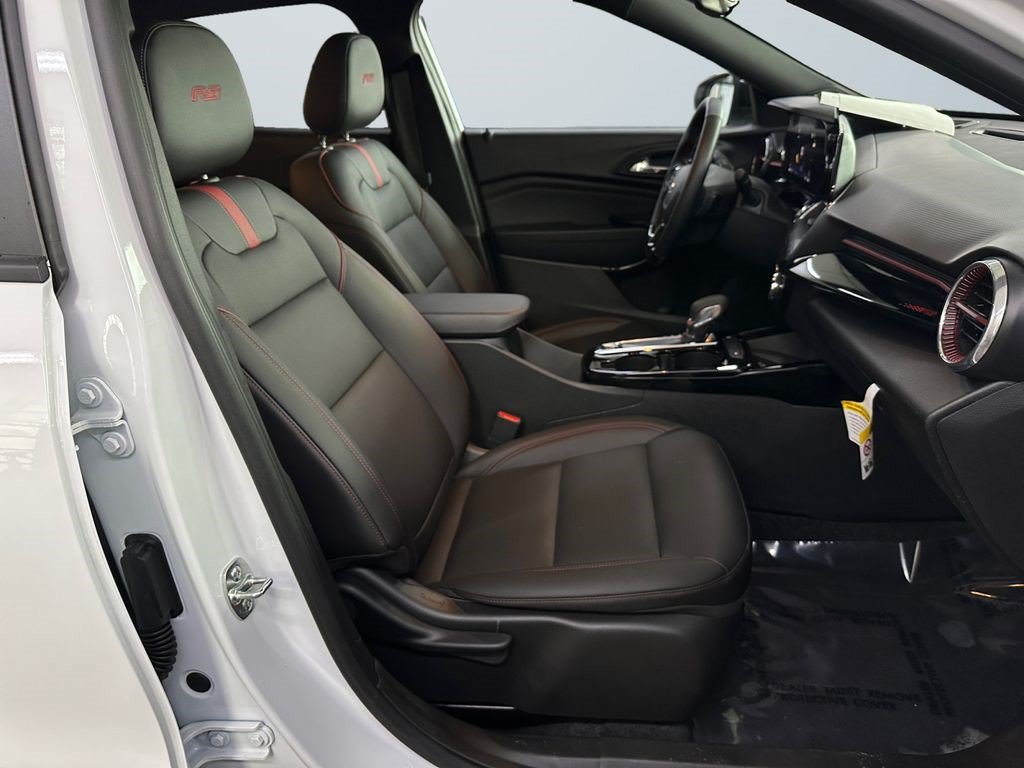 Used 2025 Chevrolet Trax RS w/ Sunroof Package FWD image 14