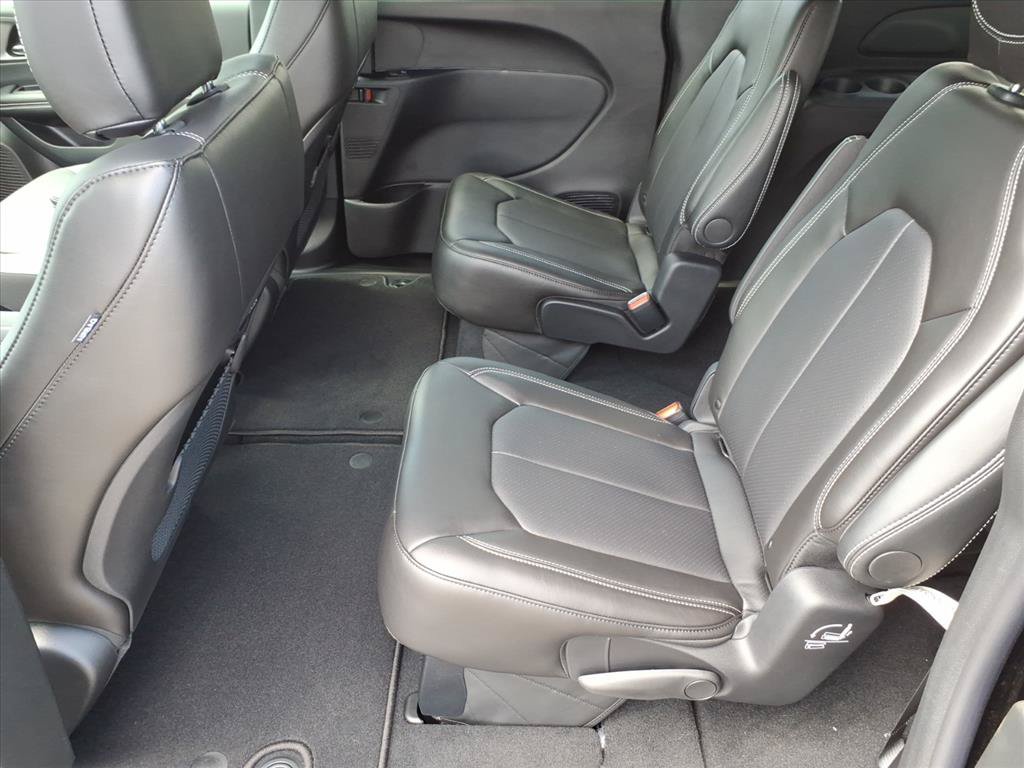 New 2027 Chrysler Pacifica Select AWD/4WD image 13