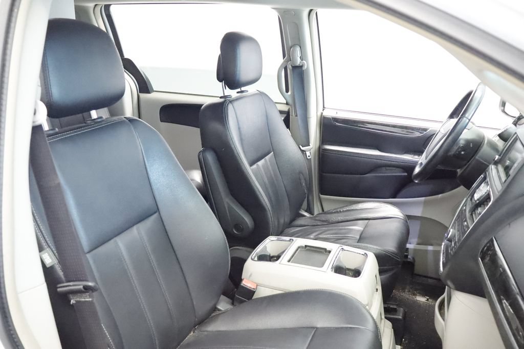 Used 2014 Chrysler Town & Country Touring FWD image 22