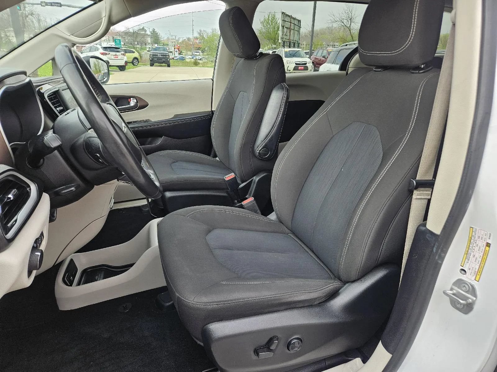 Used 2022 Chrysler Voyager LX FWD image 12