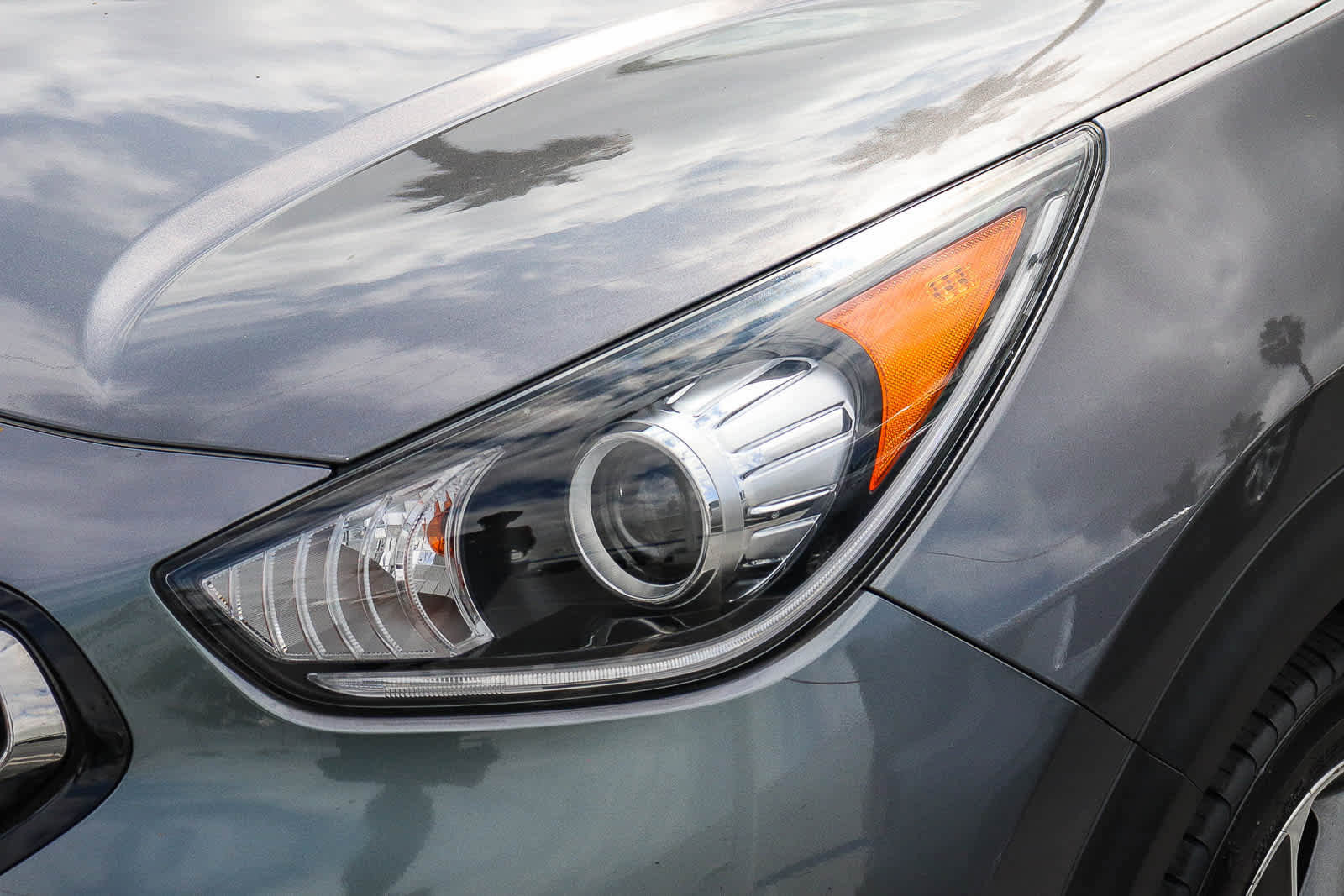 Used 2017 Kia Niro Touring w/ Advanced Technology Package image 2