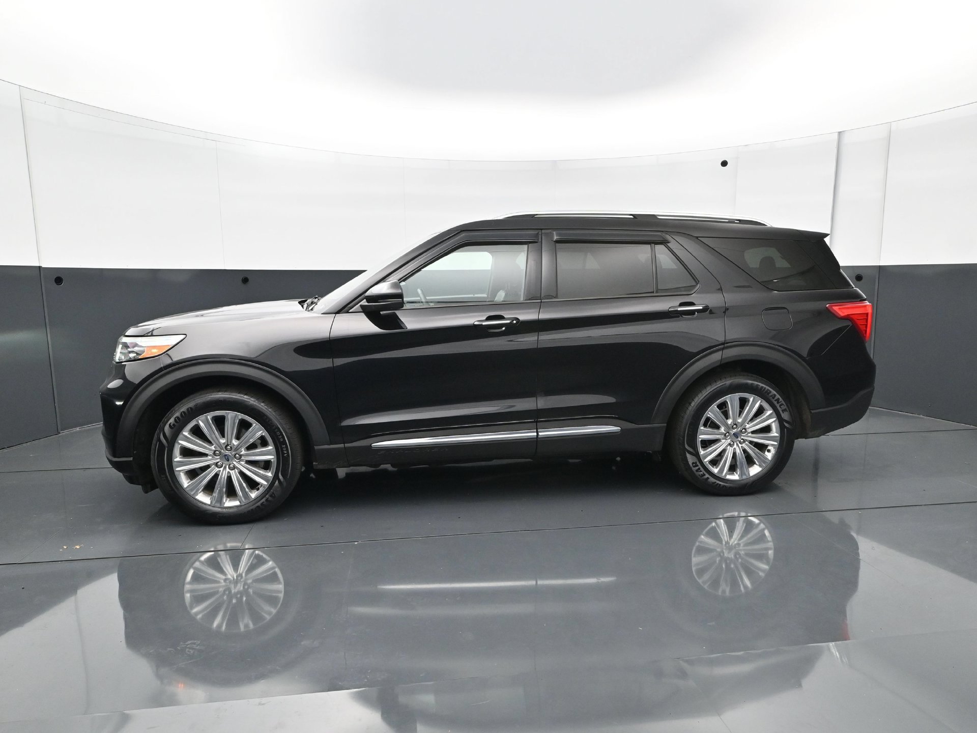 Used 2020 Ford Explorer Limited AWD/4WD image 3