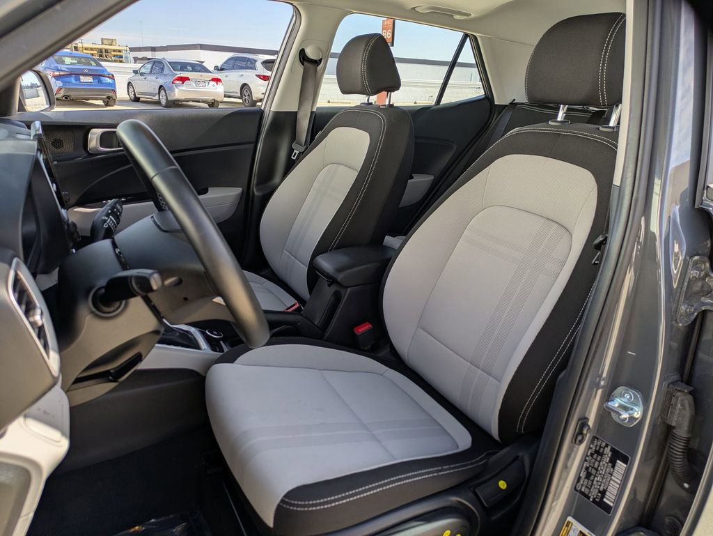 Used 2025 Hyundai Venue SEL image 23