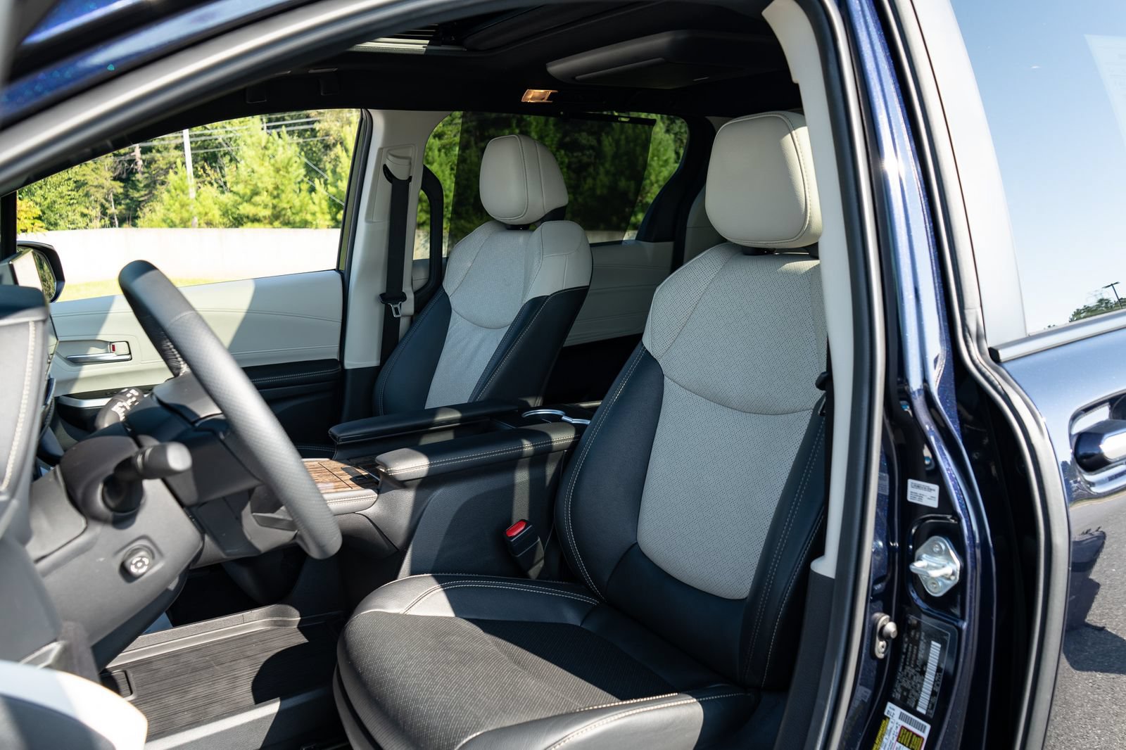 Used 2025 Toyota Sienna Platinum AWD/4WD image 15