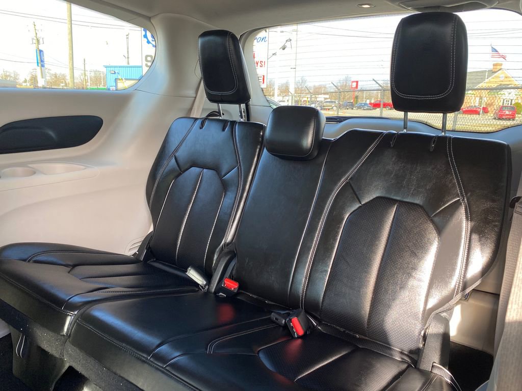 Used 2024 Chrysler Pacifica Select image 16