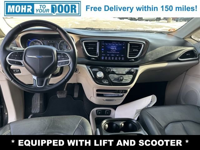 Used 2017 Chrysler Pacifica Touring-L image 28