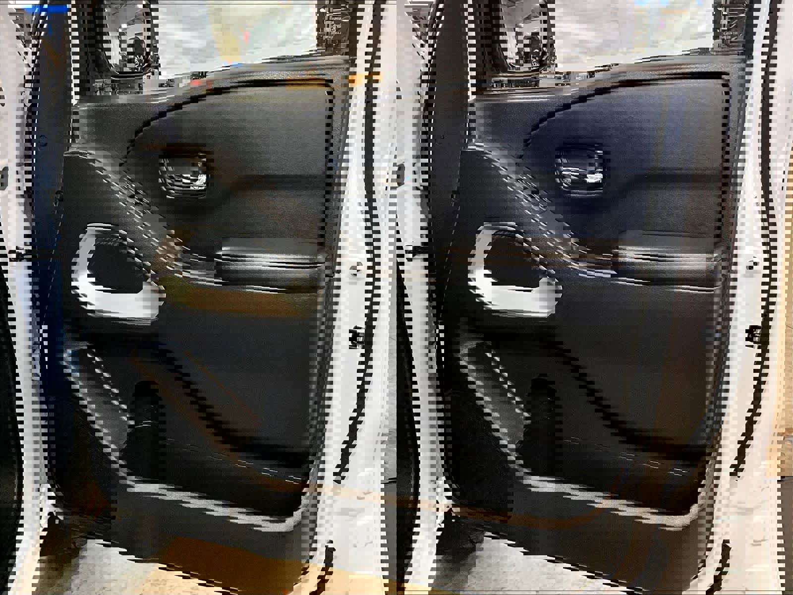 Used 2025 Nissan Frontier SV image 12