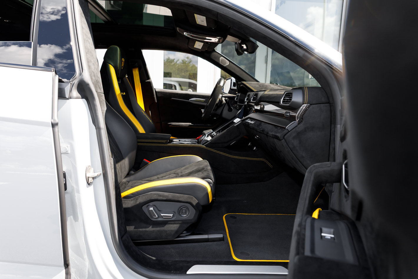 Used 2024 Lamborghini Urus Performante AWD/4WD image 43