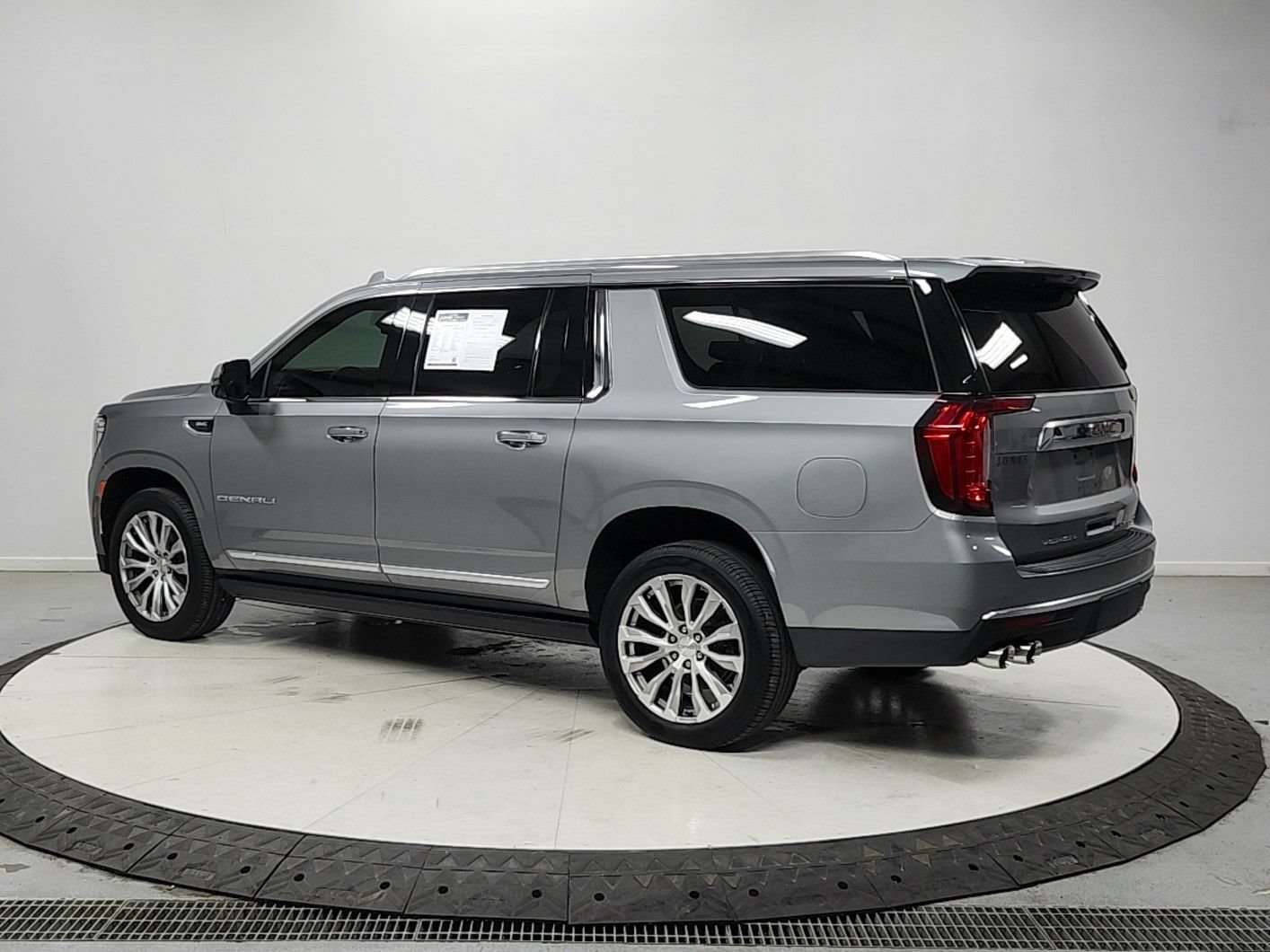 Used 2023 GMC Yukon XL Denali RWD image 5