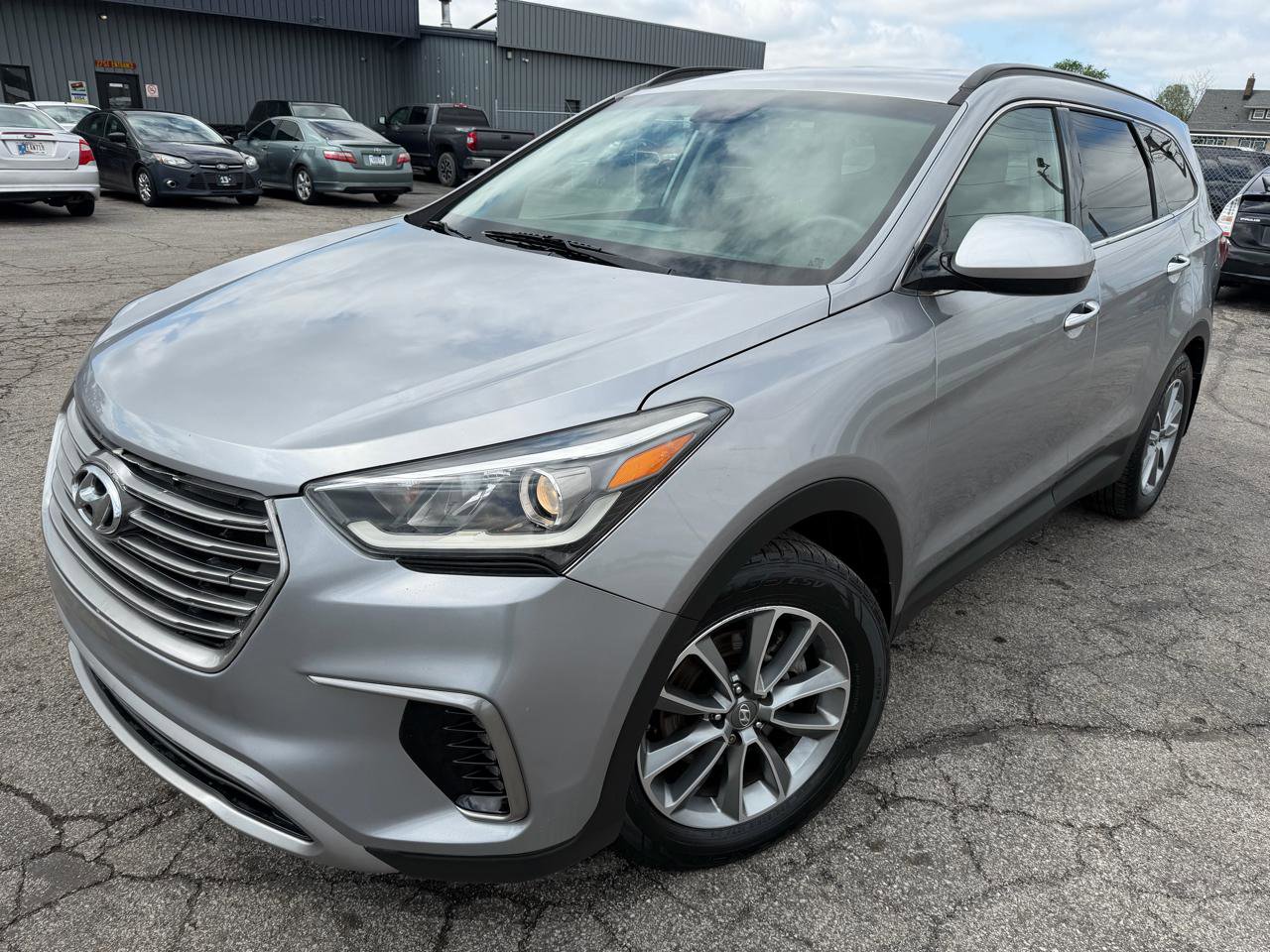 Used 2017 Hyundai Santa Fe SE AWD/4WD image 2