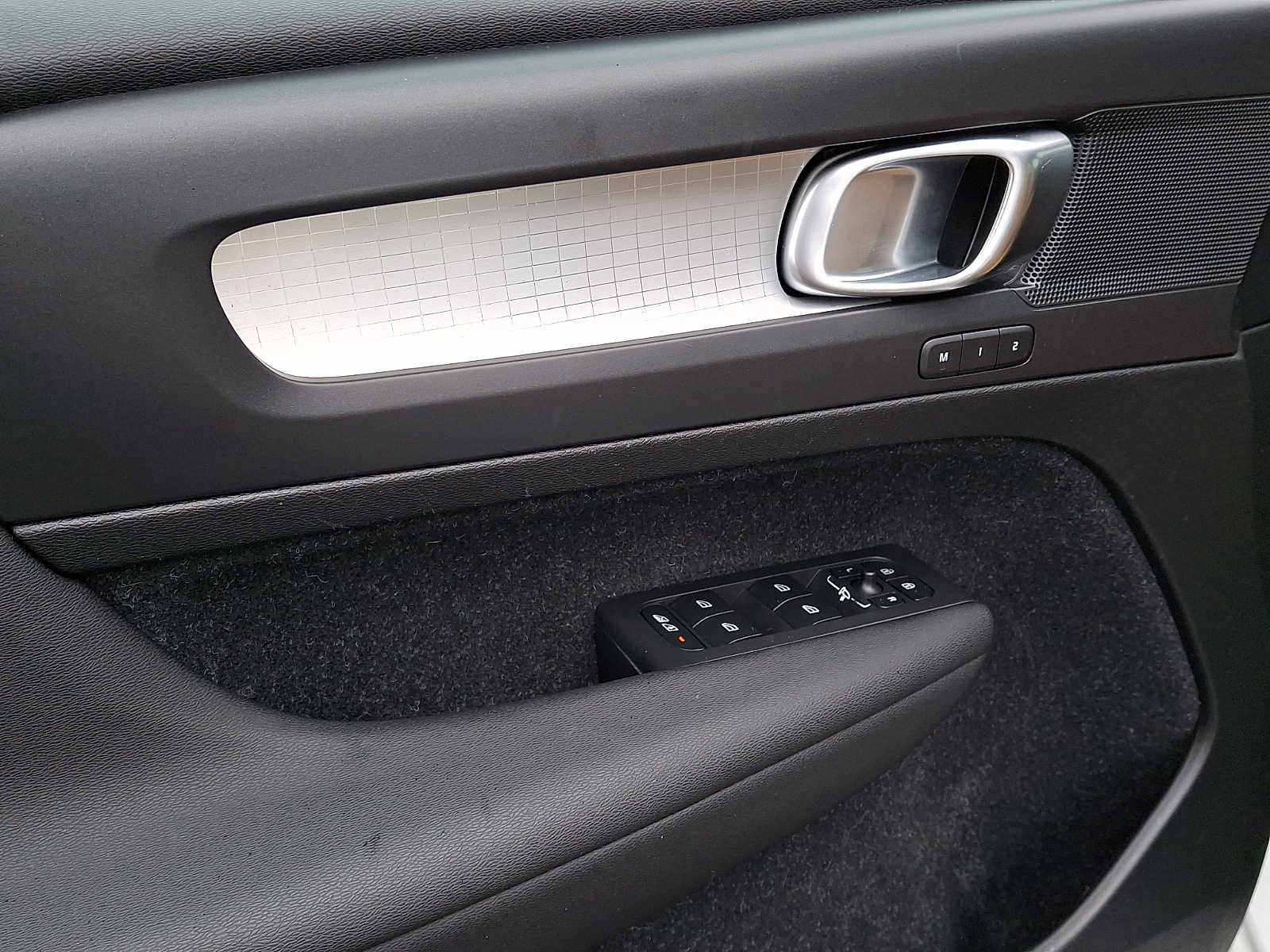 Used 2020 Volvo XC40 T5 Momentum image 12