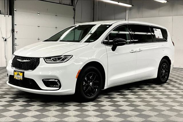 Used 2024 Chrysler Pacifica Touring-L image 12