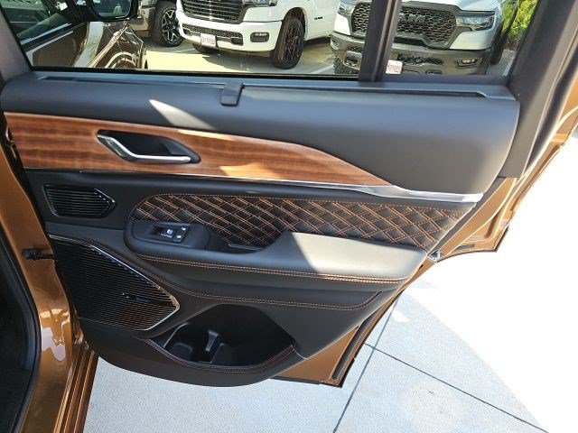 Used 2026 Jeep Grand Cherokee Summit w/ Obsidian Package AWD/4WD image 16