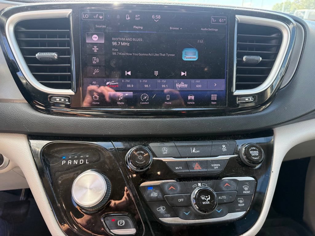 Used 2022 Chrysler Pacifica Touring-L FWD image 9