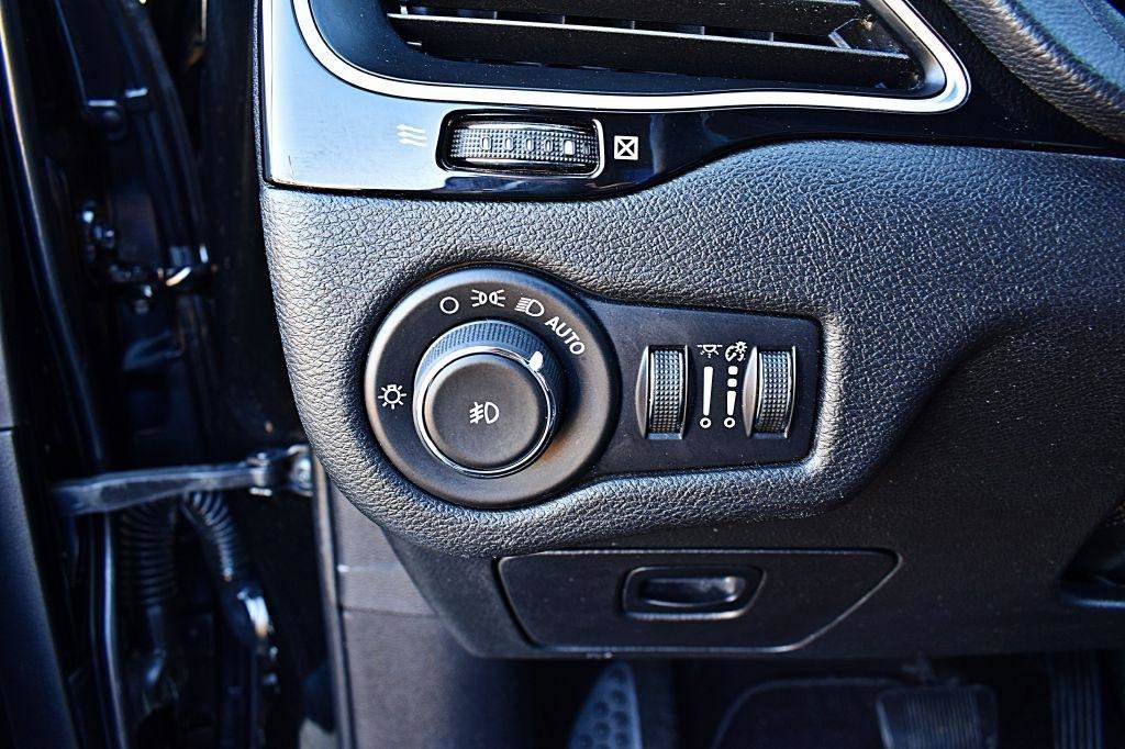 Used 2019 Jeep Cherokee Latitude Plus FWD image 38