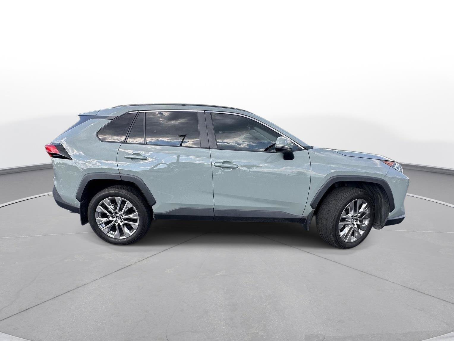 Used 2019 Toyota RAV4 XLE Premium FWD image 5