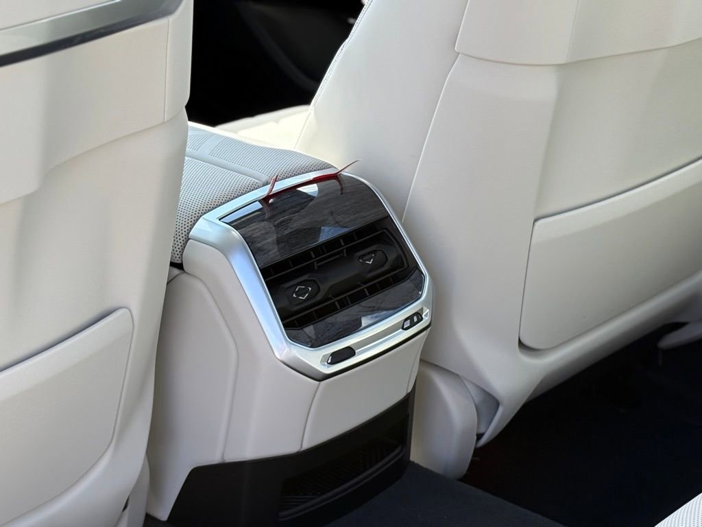 Used 2025 BMW i7 xDrive60 w/ Premium Package image 21