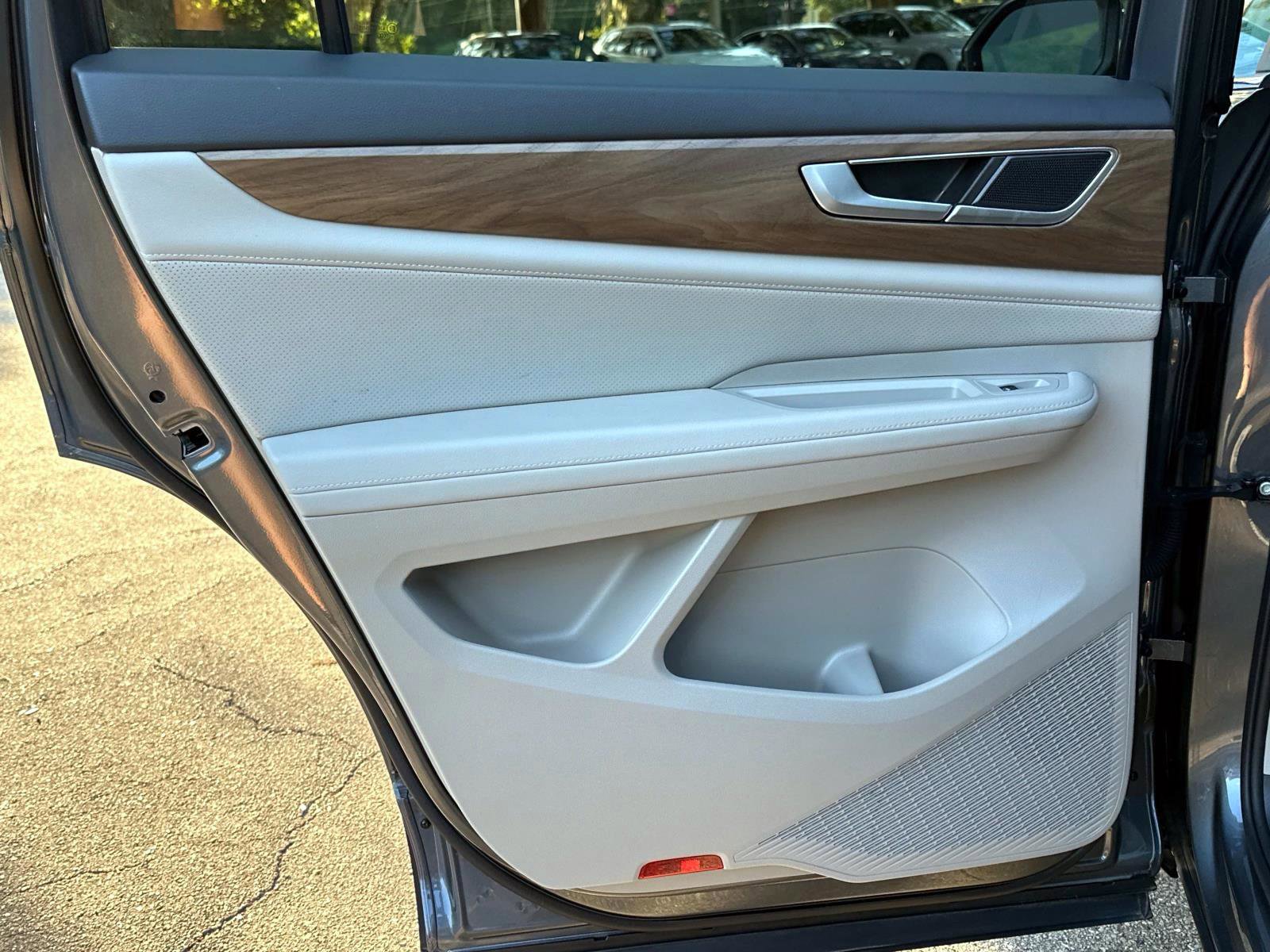 Certified 2025 Volkswagen Atlas SE image 43