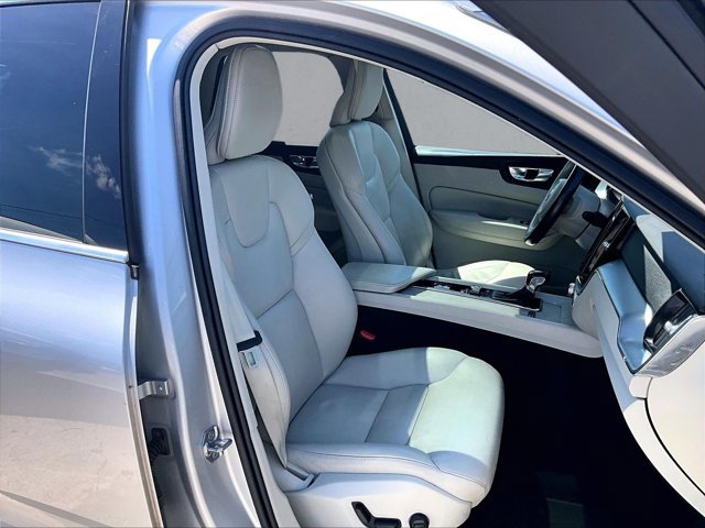 Used 2020 Volvo XC60 T5 Momentum FWD image 9