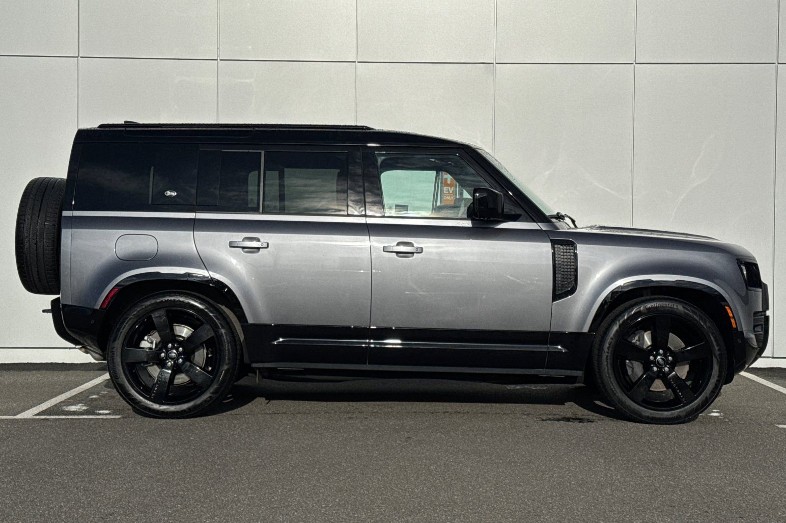 Used 2023 Land Rover Defender 110 X-Dynamic SE image 6