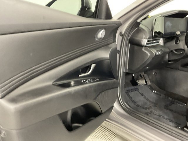 Used 2025 Hyundai Elantra SEL image 11