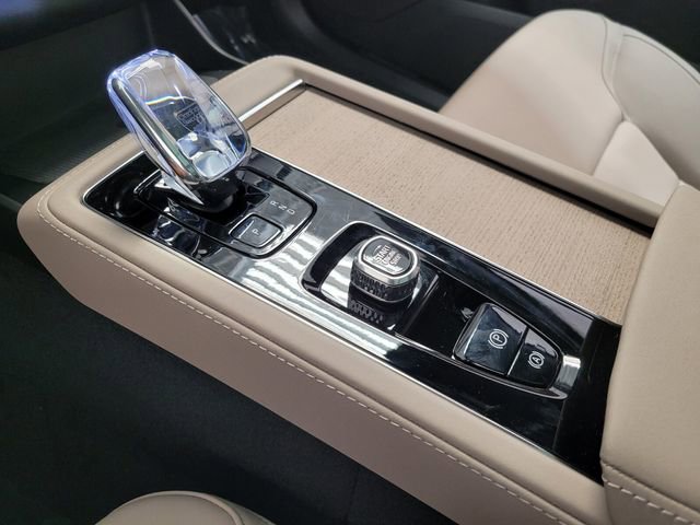 New 2026 Volvo XC90 B6 Plus w/ Protection Package Premier AWD/4WD image 16