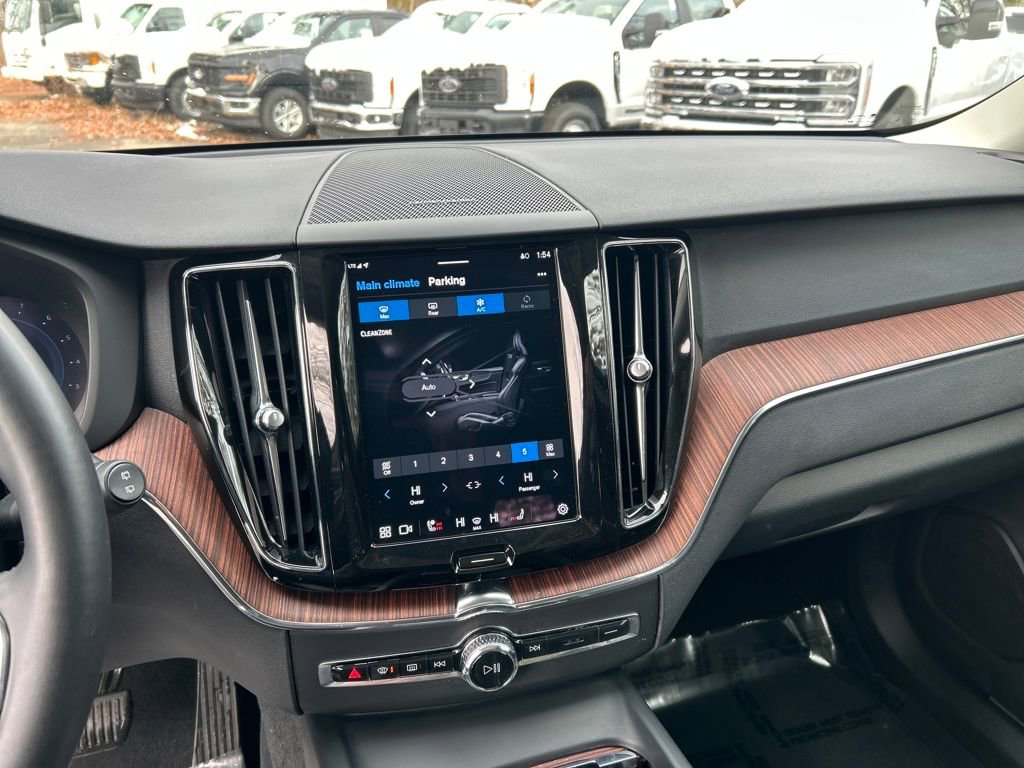 Used 2024 Volvo XC60 B5 Plus image 18