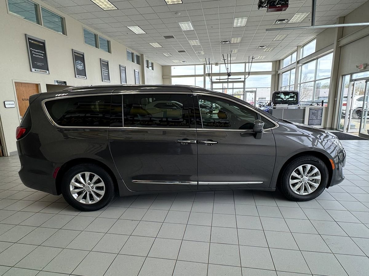 Used 2018 Chrysler Pacifica Touring-L FWD image 6