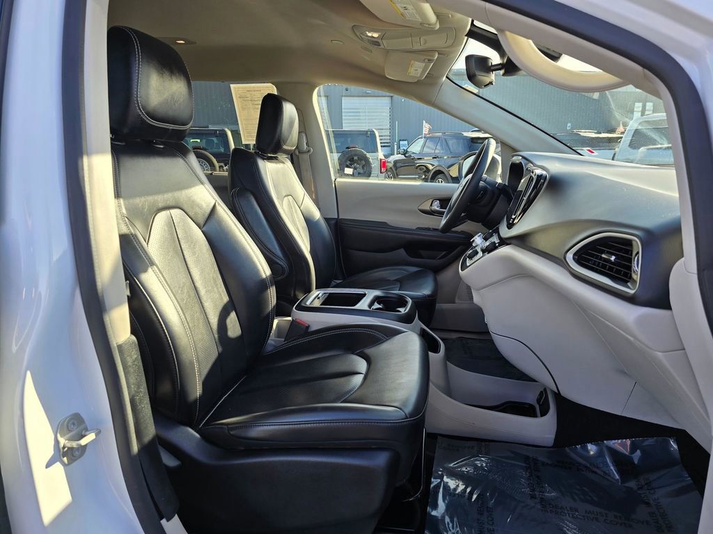 Used 2023 Chrysler Pacifica Touring-L FWD image 17