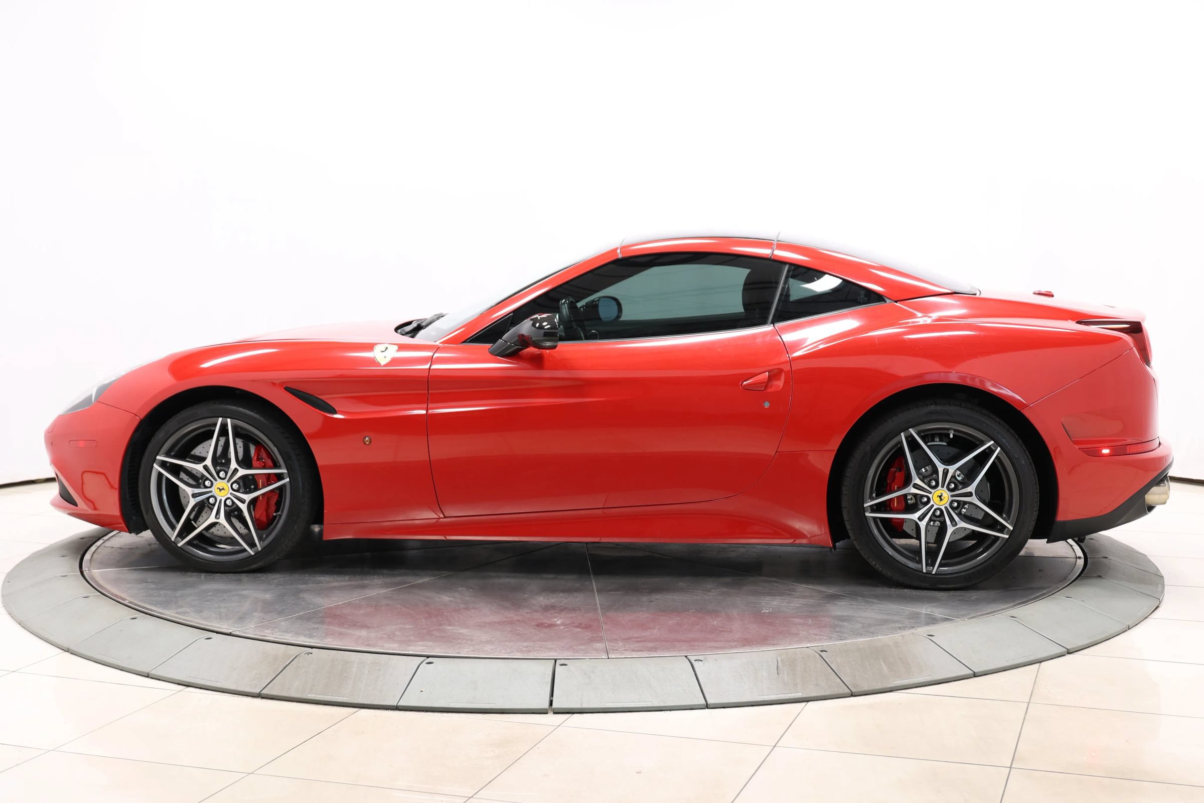 Used 2017 Ferrari California T RWD image 98