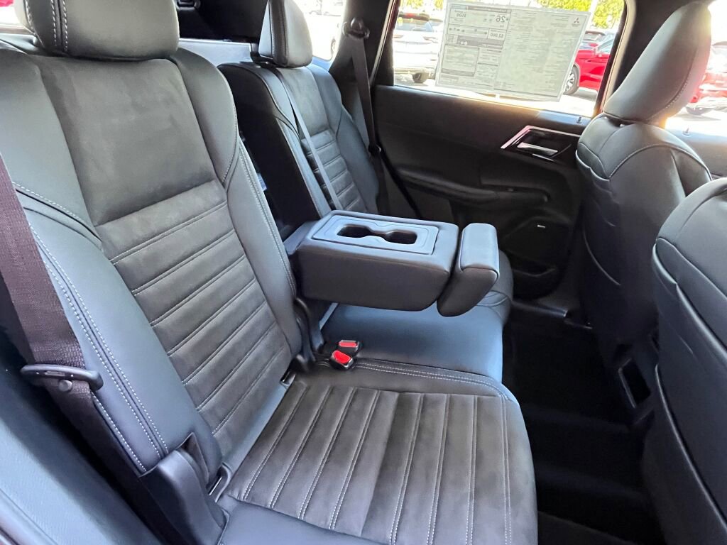 New 2025 Mitsubishi Outlander SE image 28