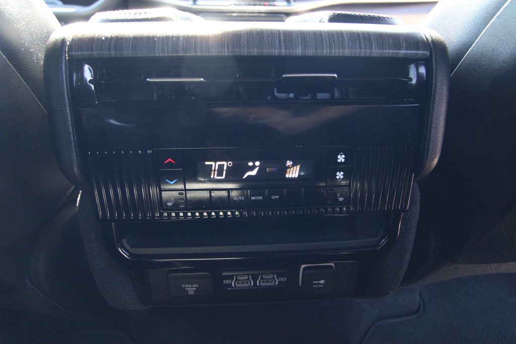 Used 2023 Jeep Wagoneer Series III w/ Preferred Equipment Group AWD/4WD image 46