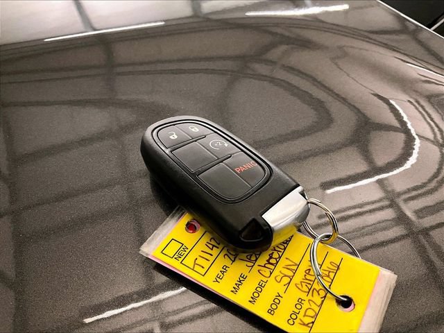 Used 2019 Jeep Cherokee Latitude Plus w/ Cold Weather Group AWD/4WD image 9