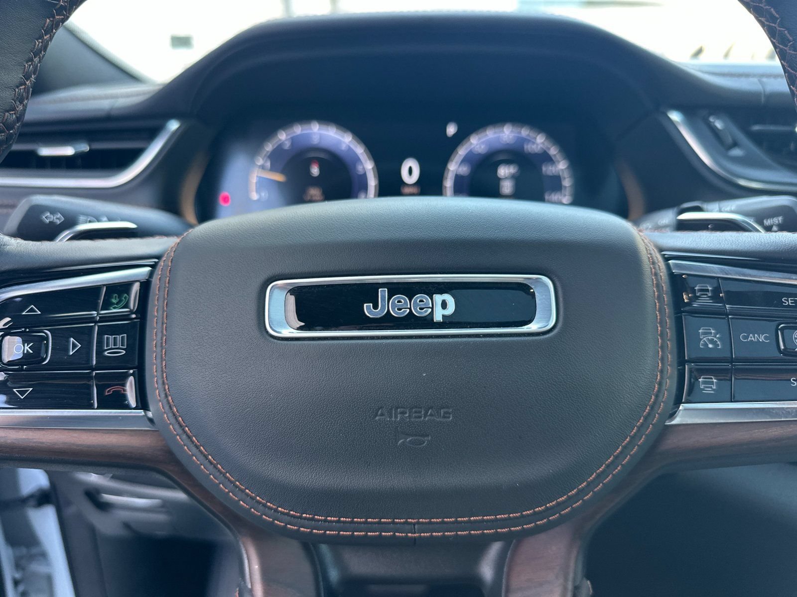 Used 2025 Jeep Grand Cherokee Summit w/ Obsidian Package AWD/4WD image 27